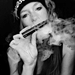 Vape in Hot Weather Safety Guide: Precautions for Vape Use in High Temperatures 1 vapes suitable for young women